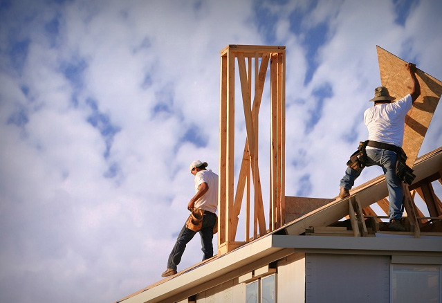 employés travaillant sur le toit