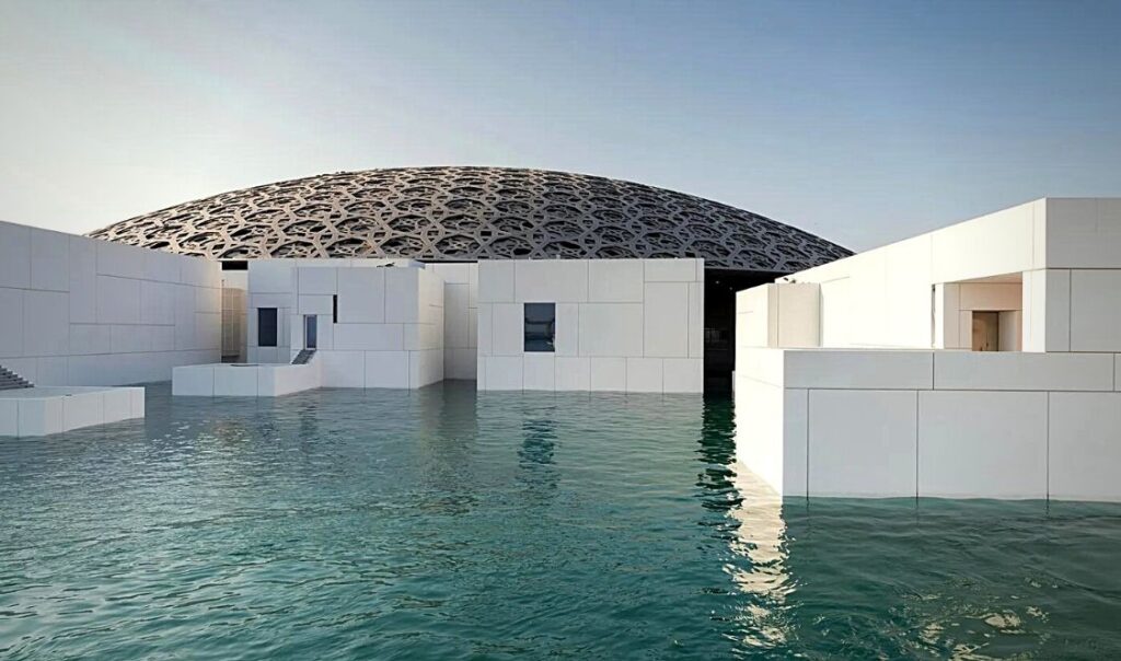 Louvre Abou Dhabi : un musée à l&rsquo;architecture des plus surprenantes