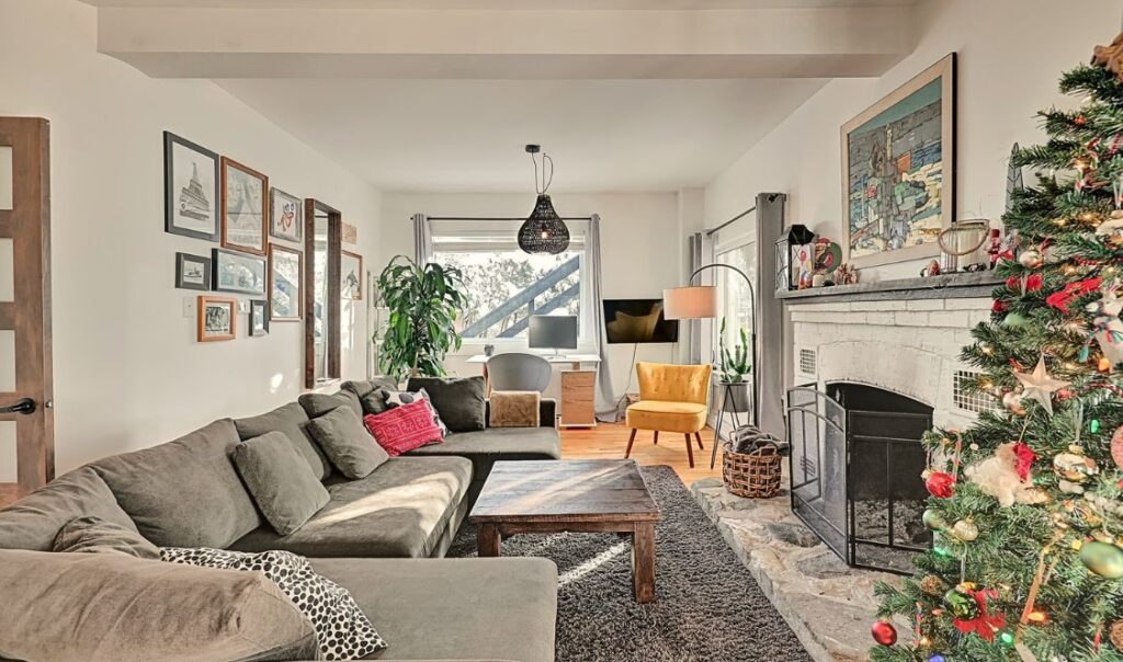 Grand salon chaleureux avec foyer au bois