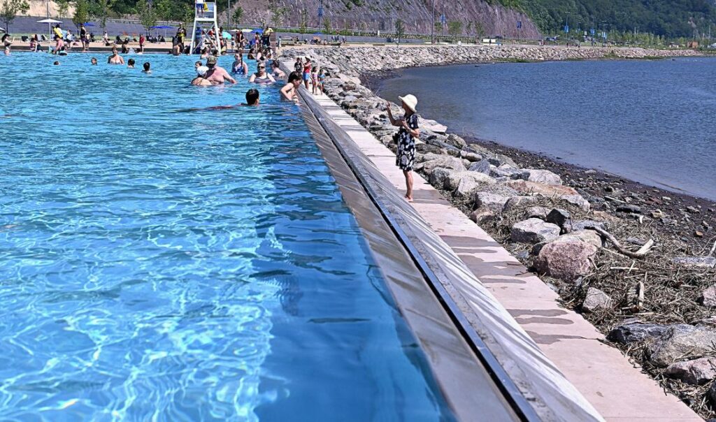 piscine infinie avec vue sur le fleuve