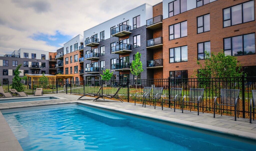 Le vivo Sherbrooke piscine extérieure