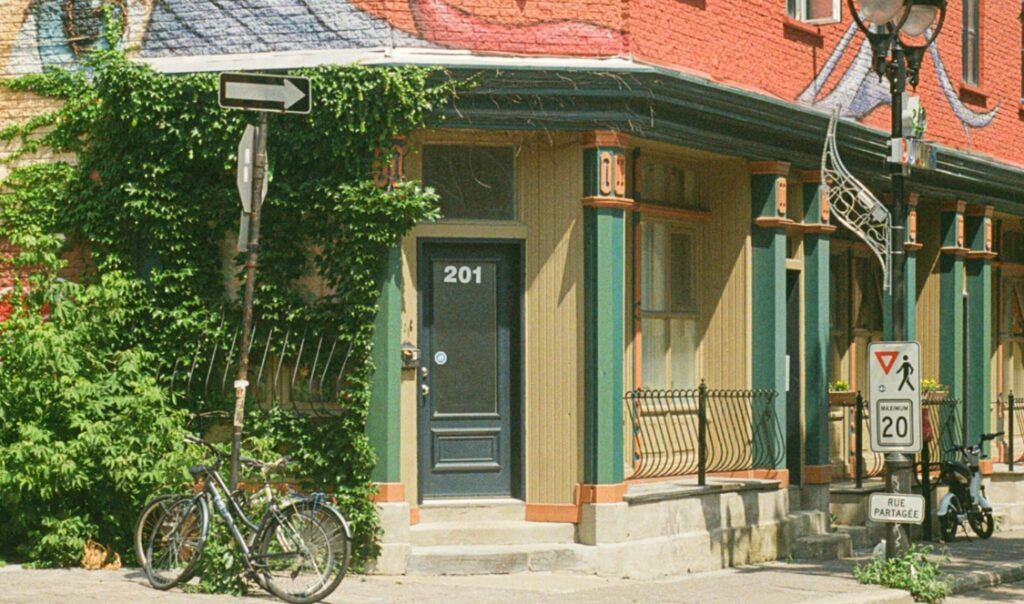 Environ 2000 logements montréalais seraient illégaux sur la plateforme Airbnb.