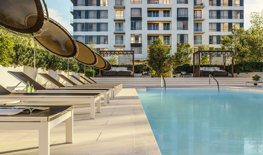 Équinoxe Saint-Elzéar piscine extérieure