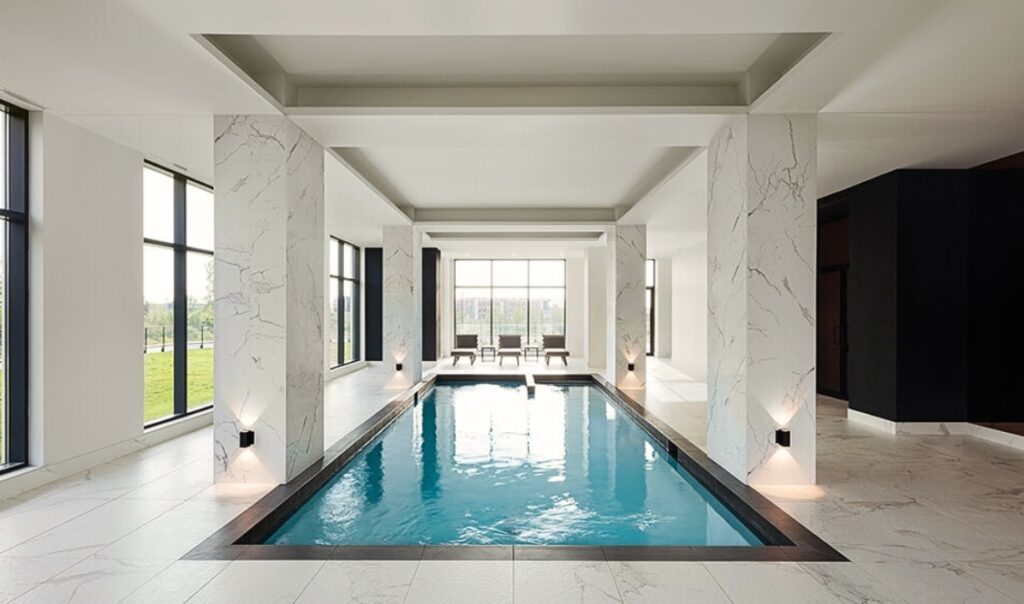 Équinoxe Saint-Elzéar piscine intérieure