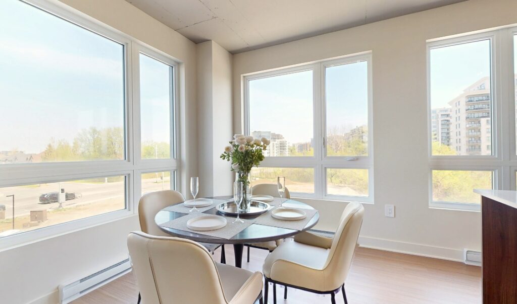 Équinoxe Saint-Elzéar salle à manger lumineuse avec de grandes fenêtres