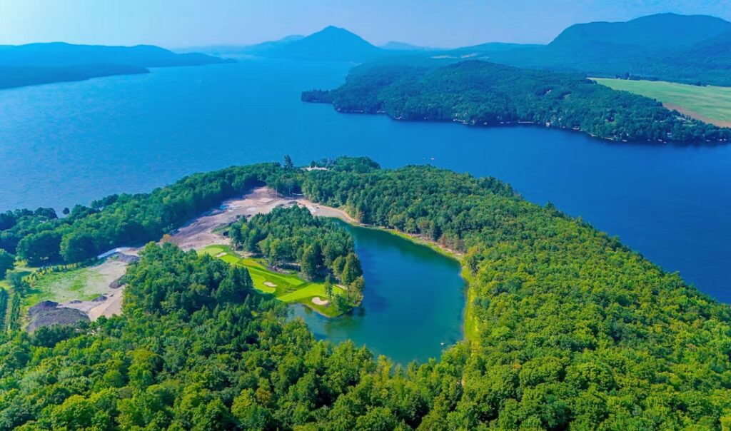 Terrain de golf en construction par les supers-riches Chamandy près du lac Memphrémagog