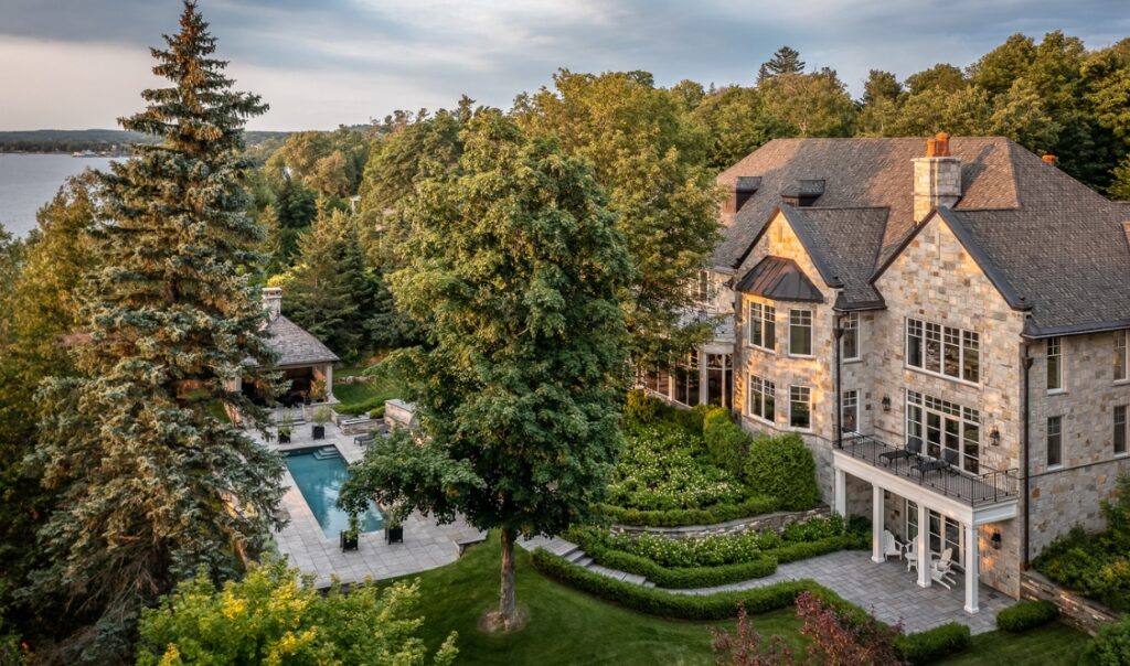 maison luxueuse de super-riches au lac Memphrémagog