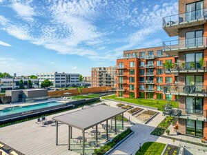 Aura sur le Square condos outdoor terrace with pool
