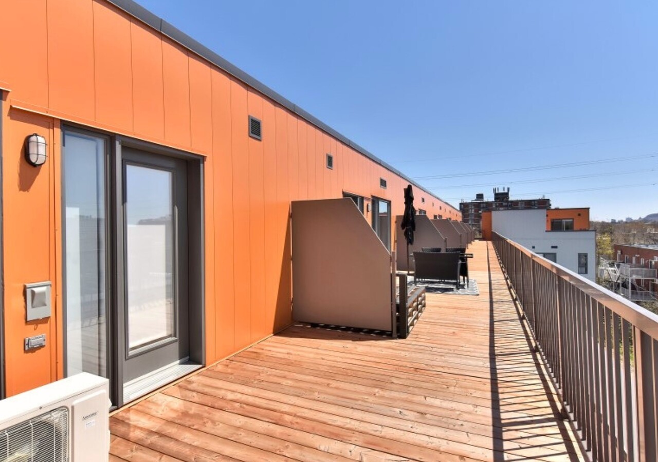 Aldea Ahuntsic balcony