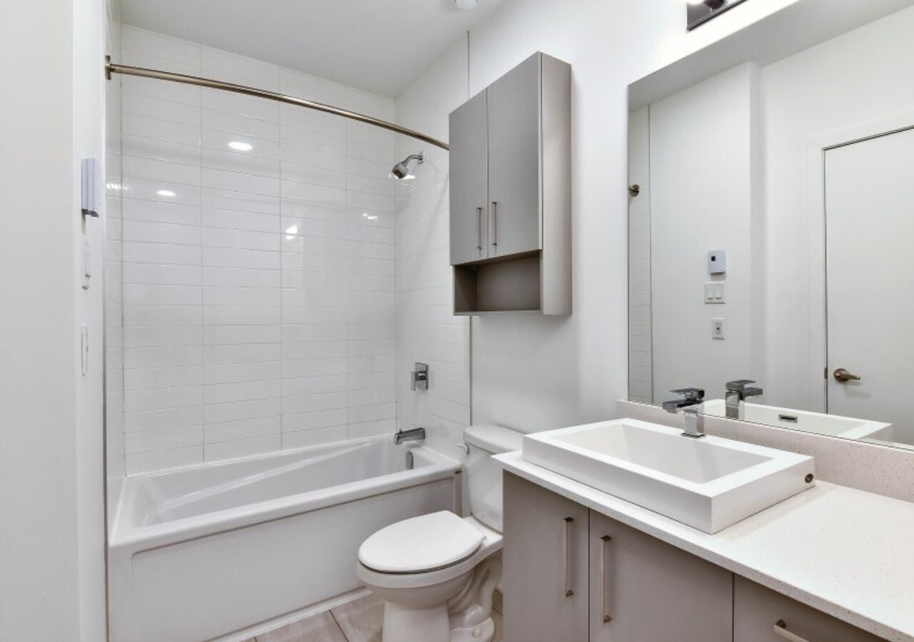 Aldea Ahuntsic bathroom