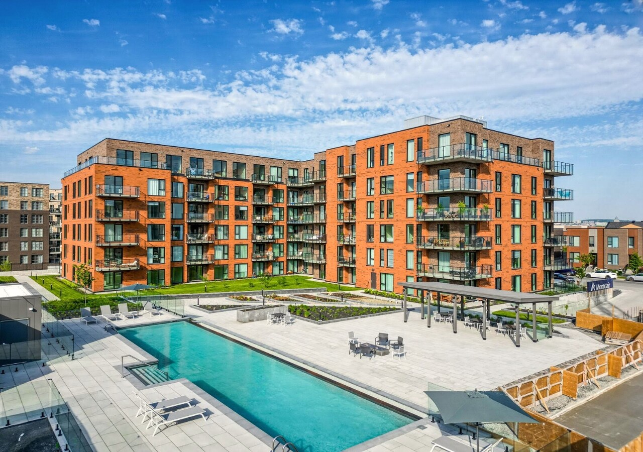Aura sur le Square condos with outdoor pool