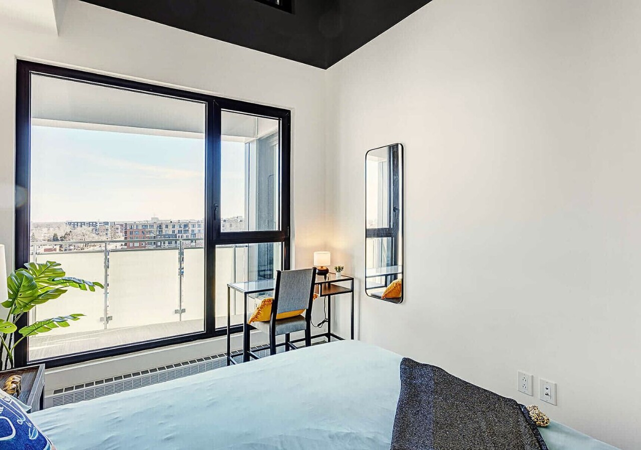 Aura sur le Square office space