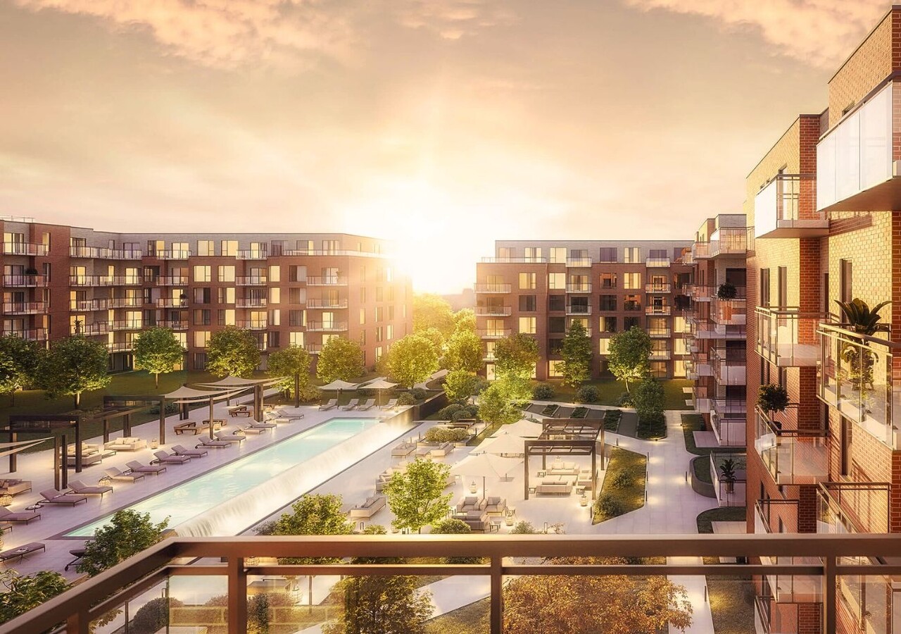 Aura sur le Square green courtyard with pool