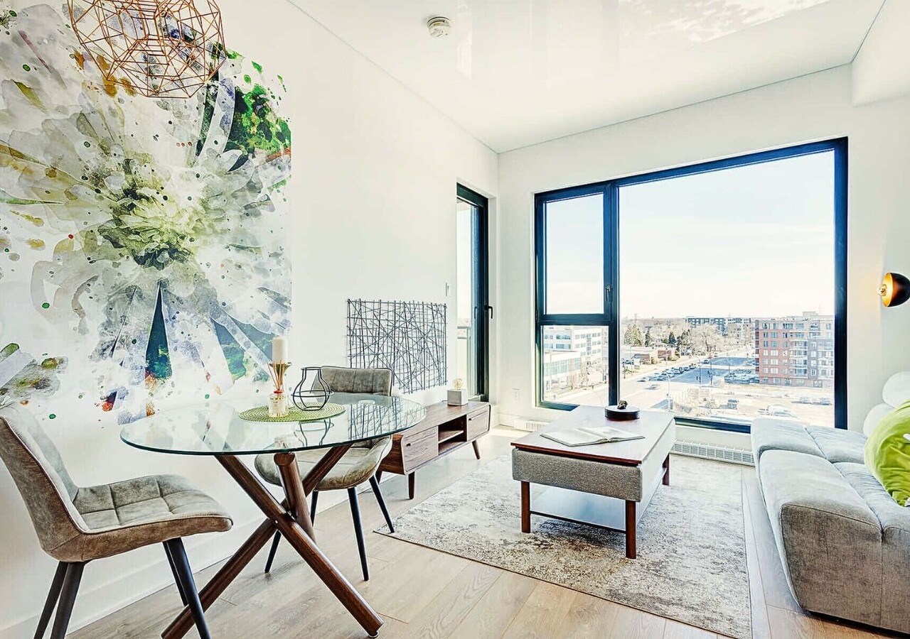 Aura sur le Square living room