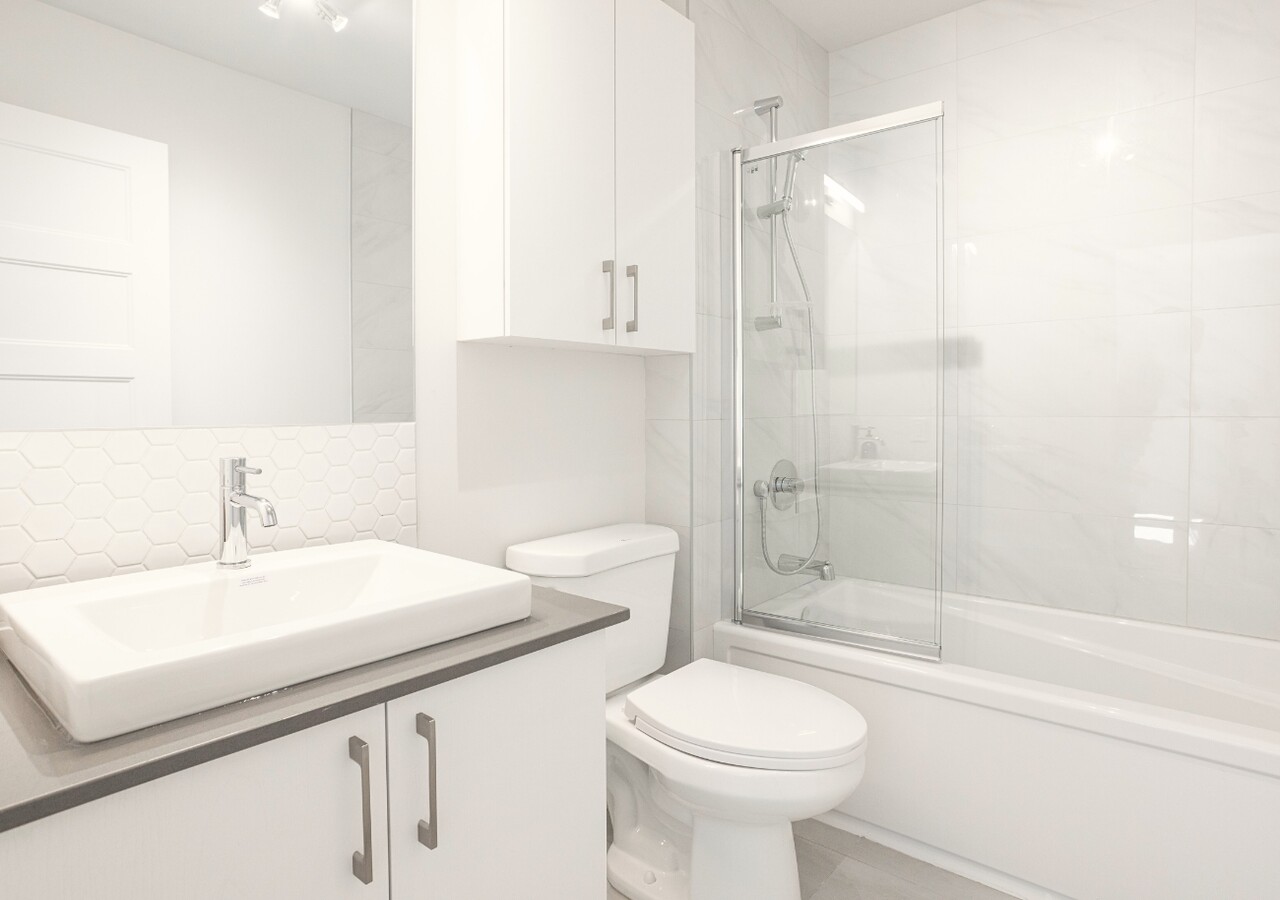 Axe St-Laurent 3 bathroom