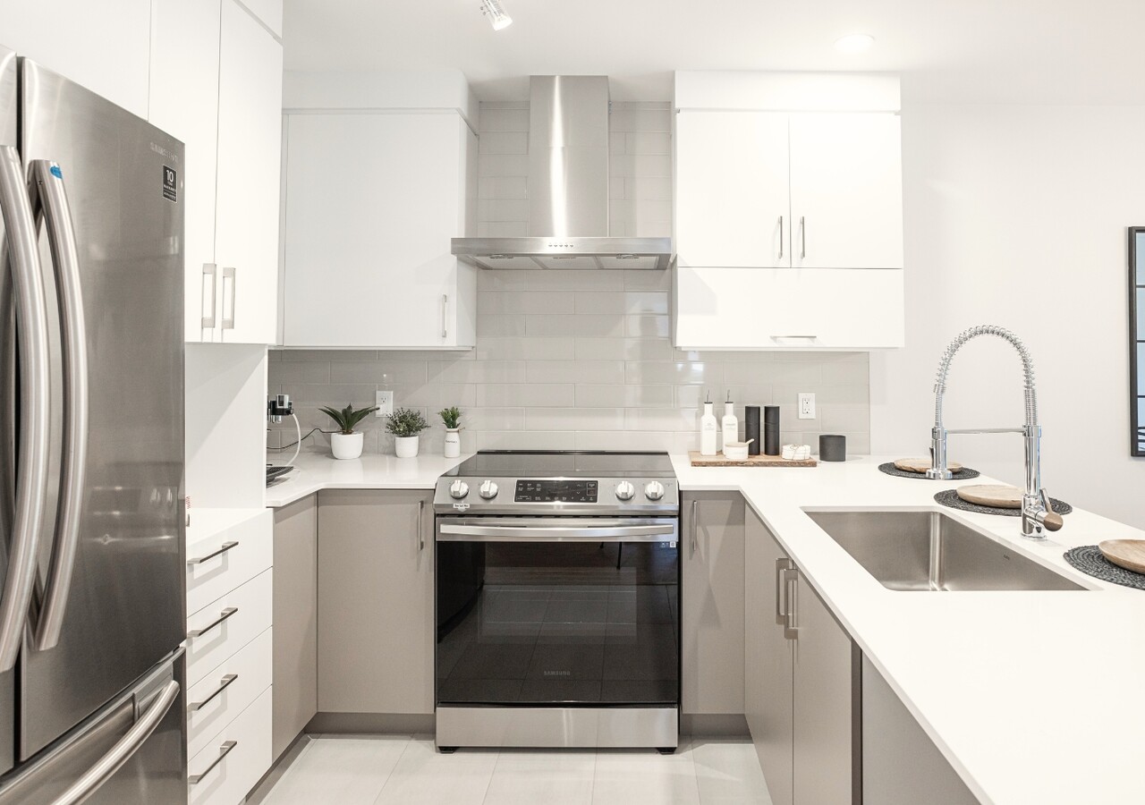 Axe St-Laurent 3 modern kitchen
