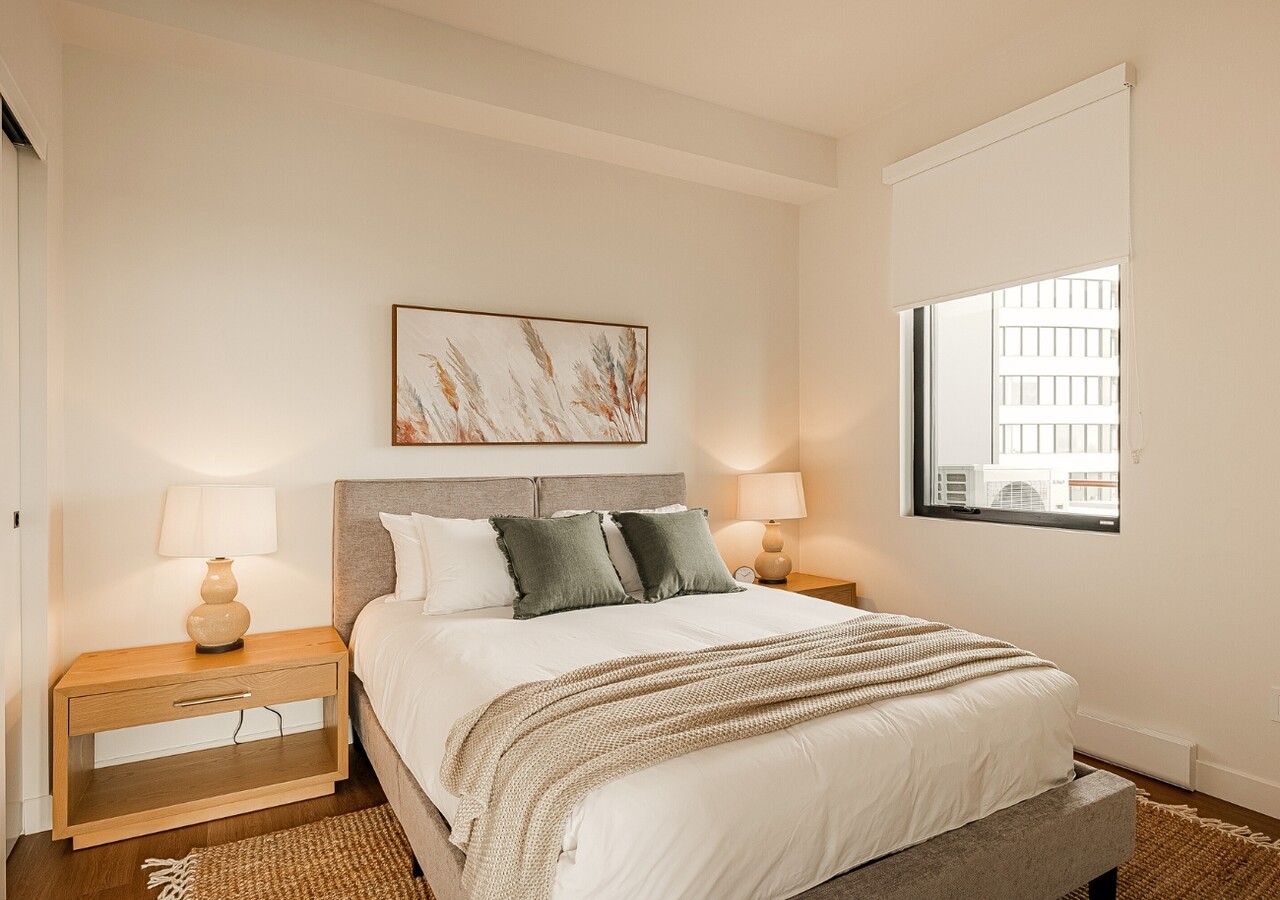 Central Parc Laval bedroom