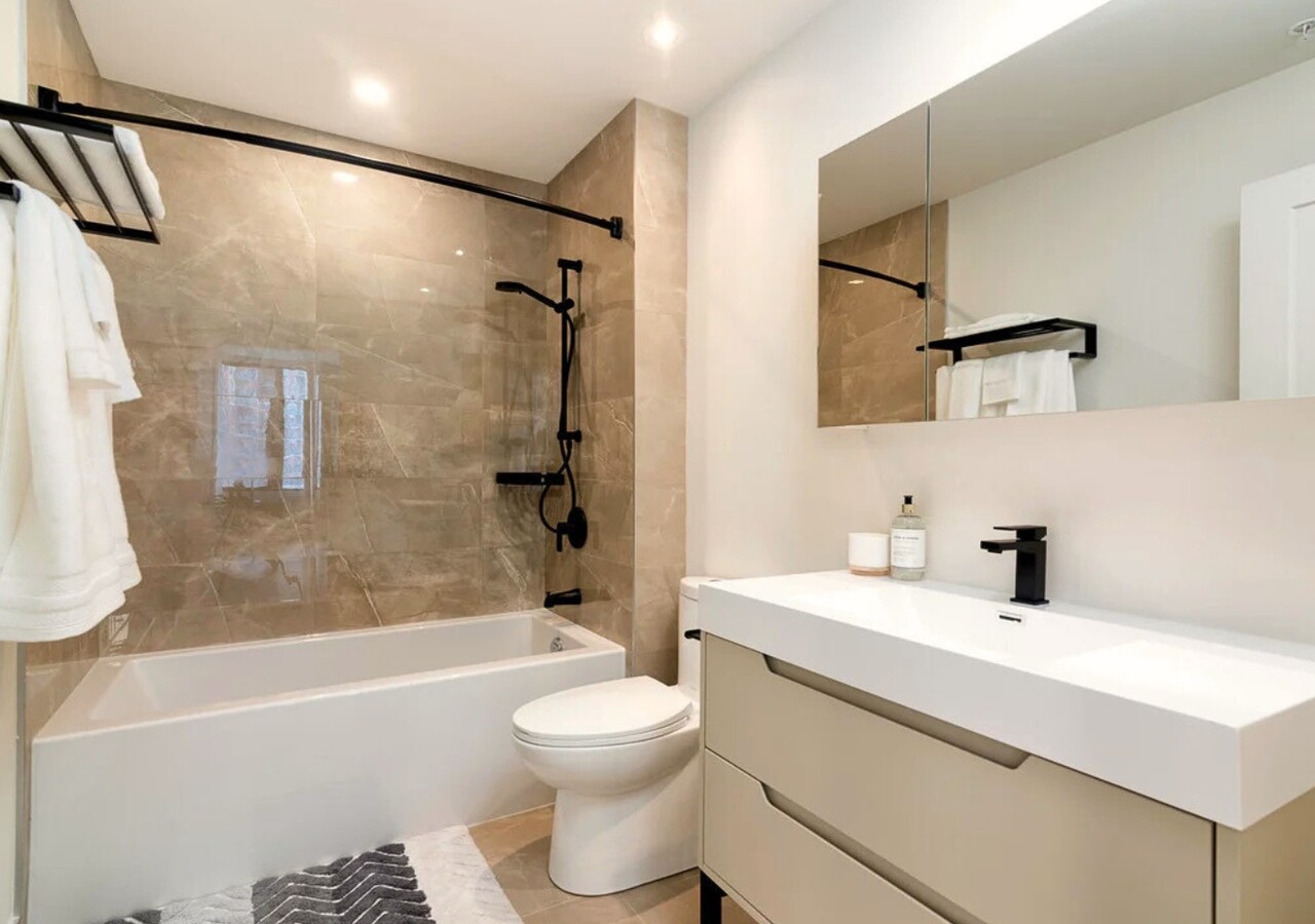 Central Parc Laval bathroom
