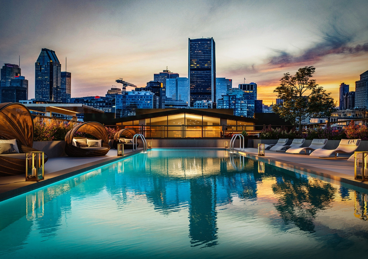 Rooftop pool with view on downtown