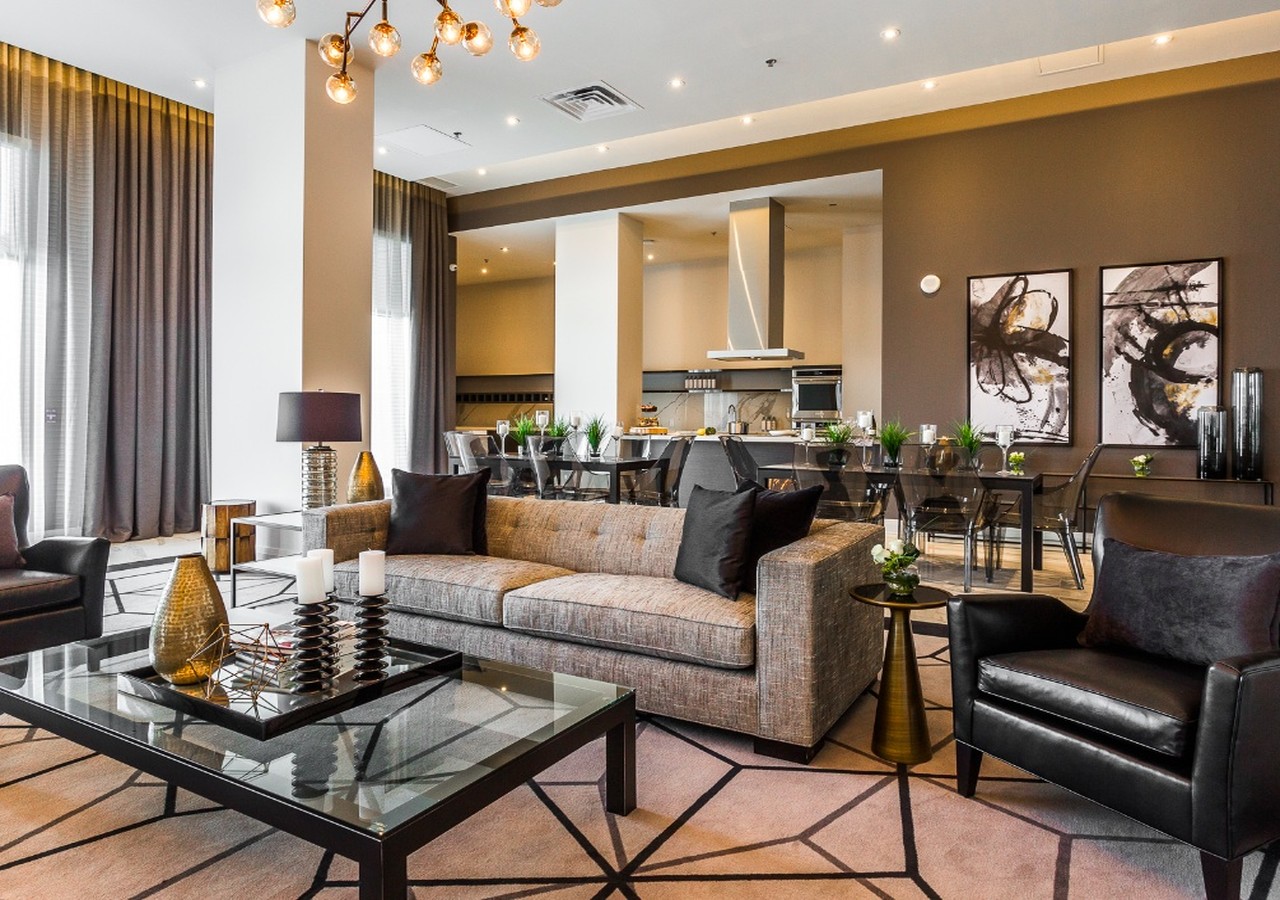 Shared livingroom with many seats