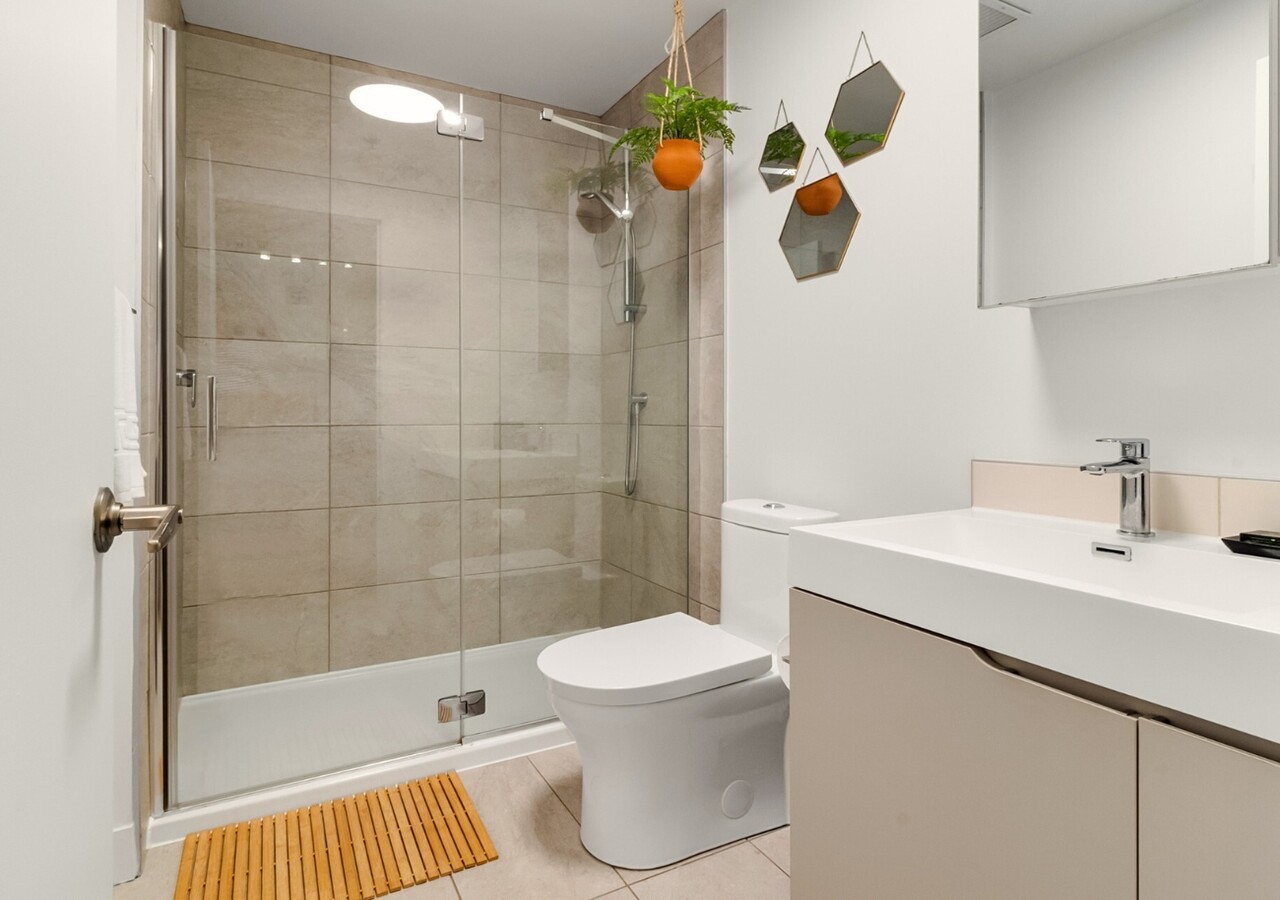 Humaniti Montréal bathroom