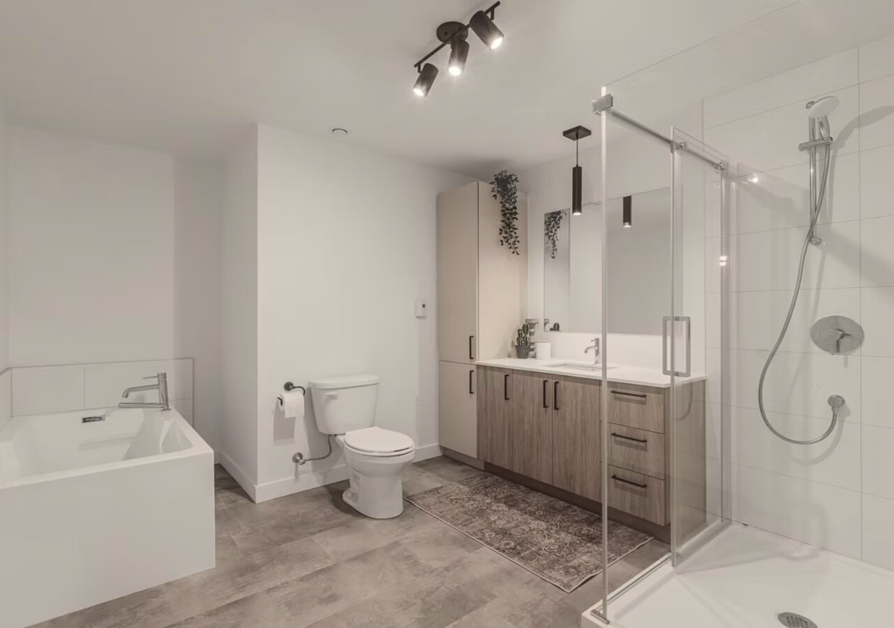Le Maxim bathroom