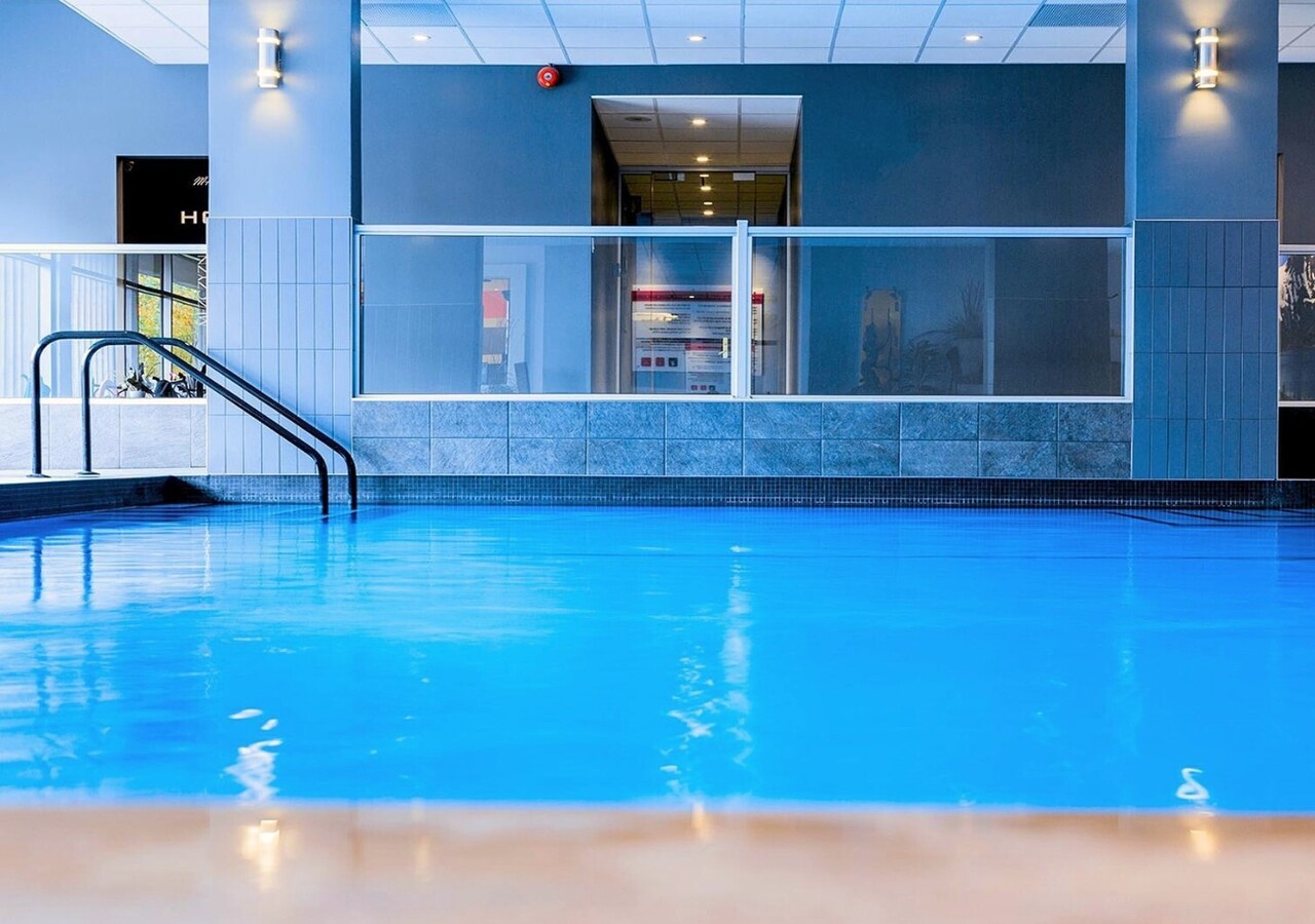 Le Sans Soucy indoor pool