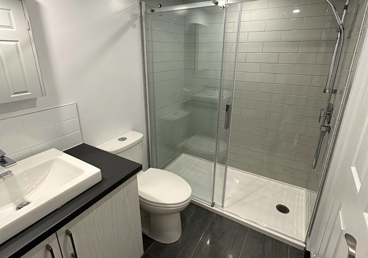 Le Sans Soucy bathroom