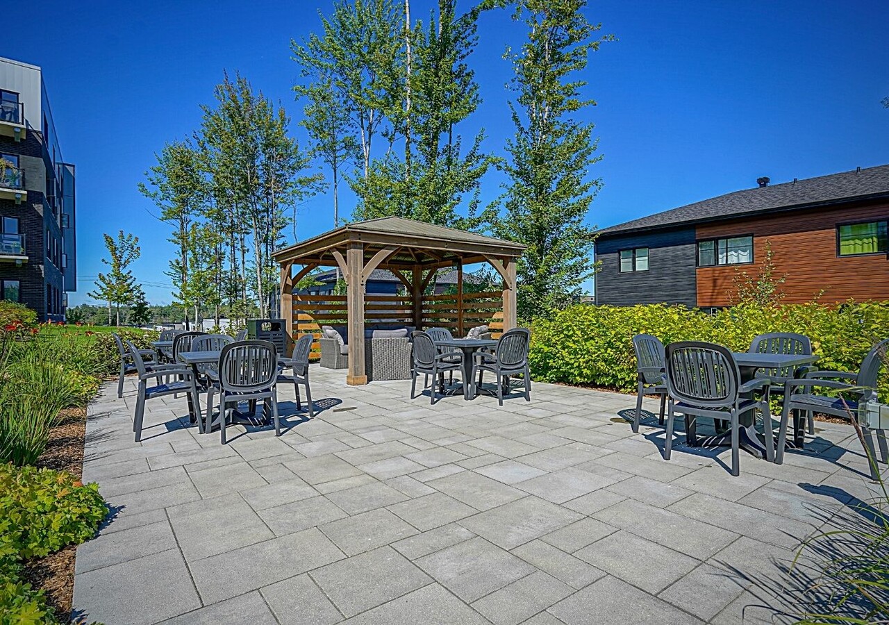 Le Vivo Sherbrooke outdoor relaxation area with chairs