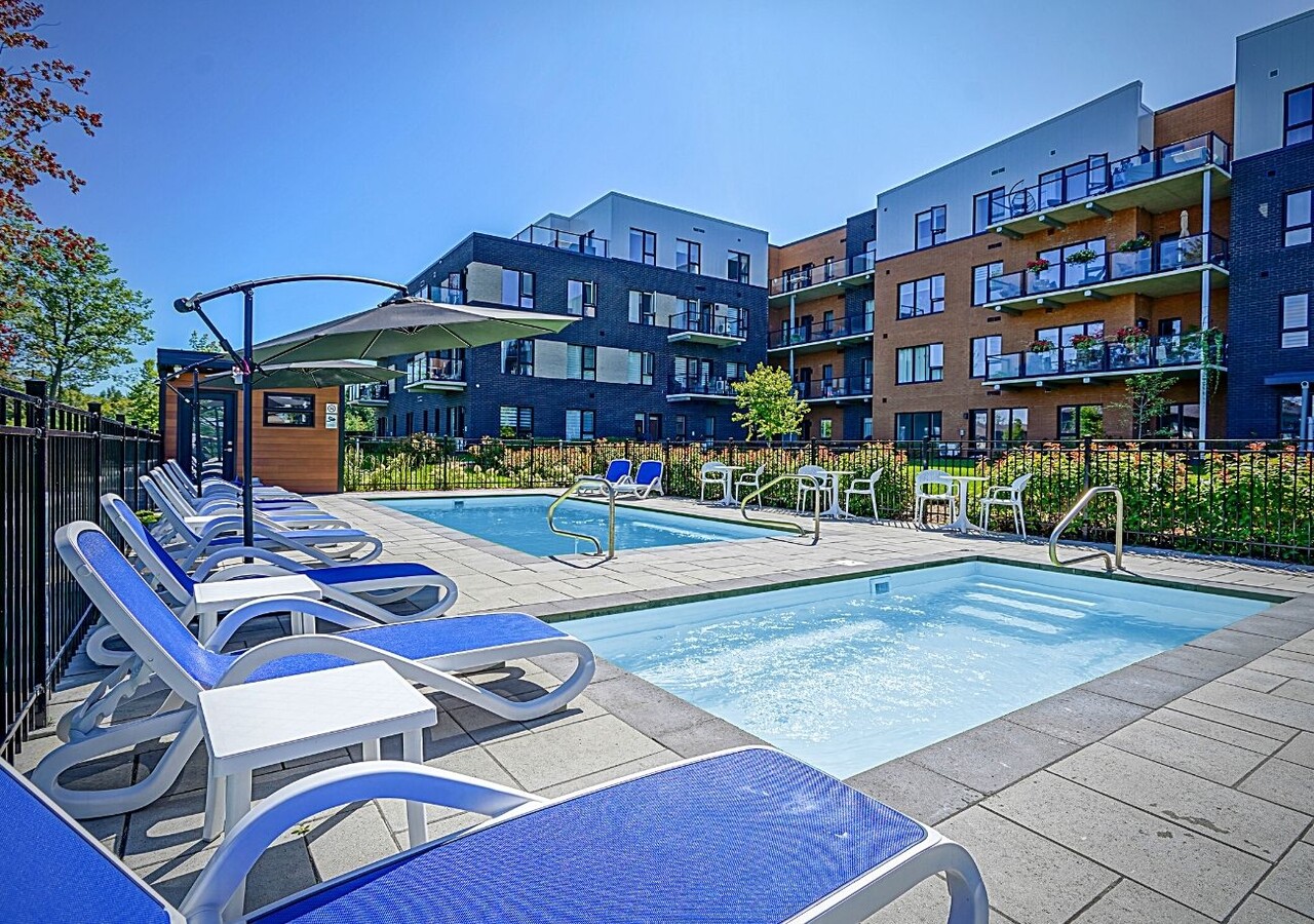 Le Vivo Sherbrooke  outdoor pools with lounge chairs