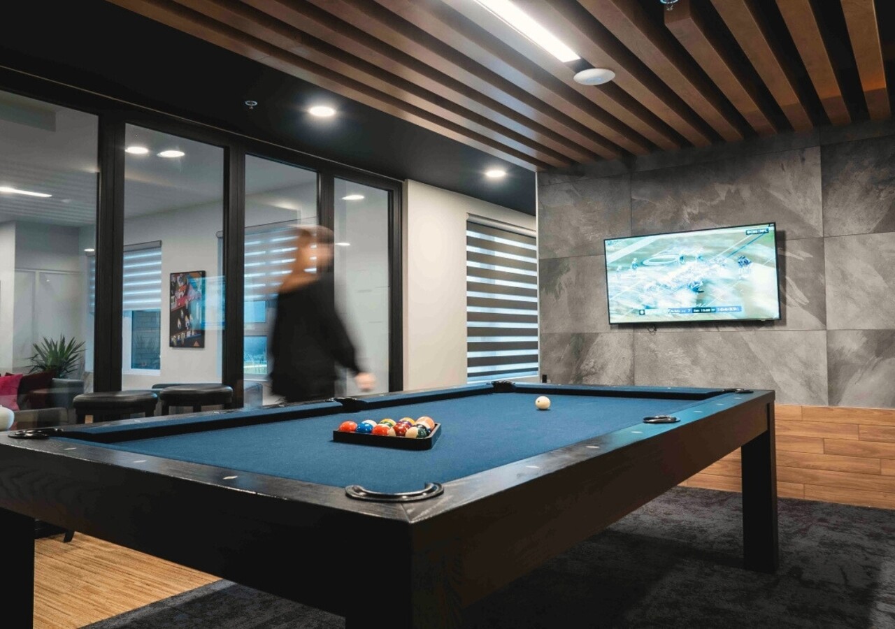 Loggia Saint-Lambert pool table