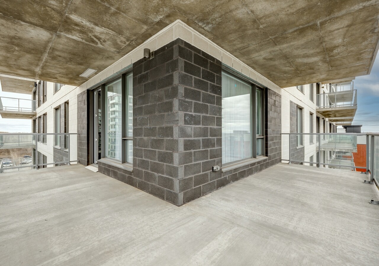 Marquise Phase VII double balcony