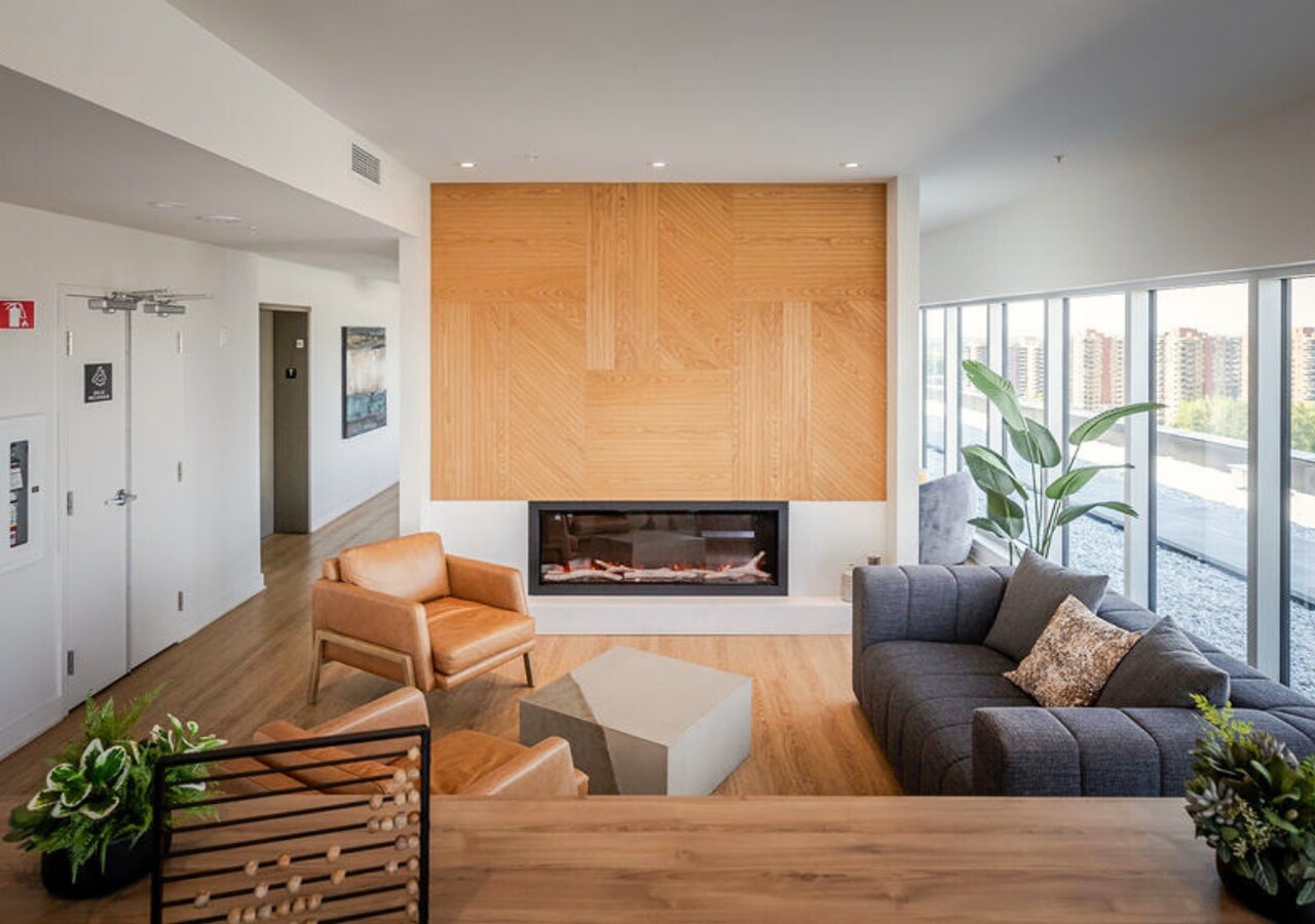 Mostra Centropolis lounge with fireplace