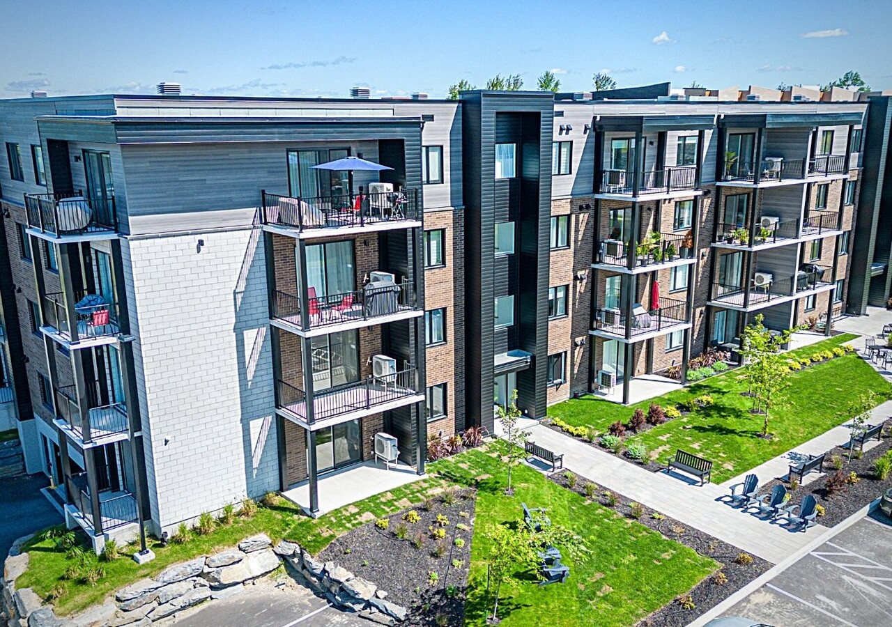 Novium sur le Plateau Sherbrooke building with balcony