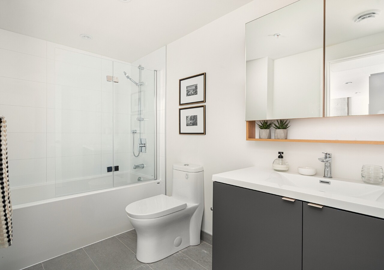 Sherwin condos bathroom