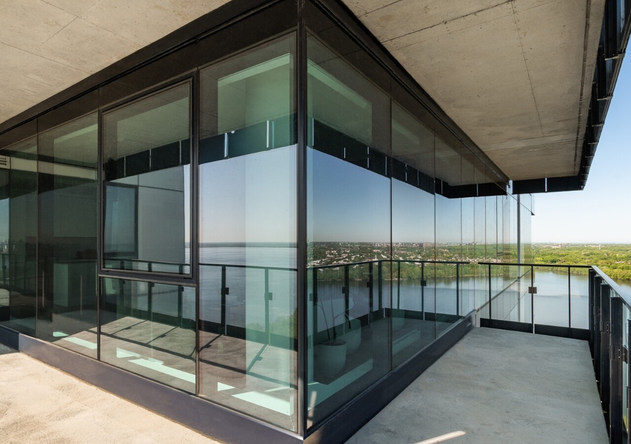 VIU Île des Soeurs balcony